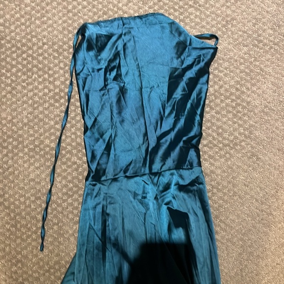 Free with any purchase SHEIN dress with leg slit - Picture 2 of 4